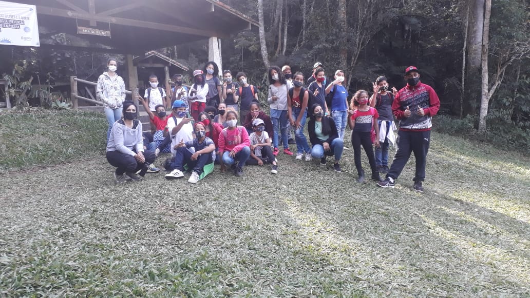 do serviço se reúnem para foto durante visita ao Parque Natural do Itaim