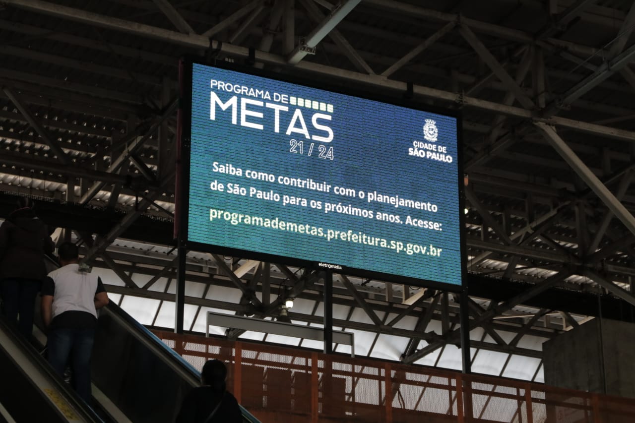 Capmanha de divulgação do Programa de metas em um monitor na estação do Brás.