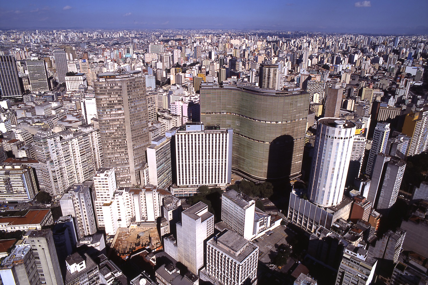 vista aérea da cidade de São Paulo com destaque ao Copan