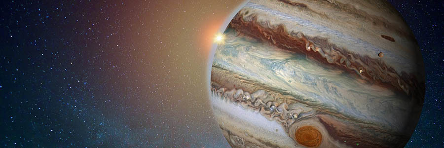 A proximidade entre dois planetas Júpiter e Saturno; ao fundo um céu estrelado