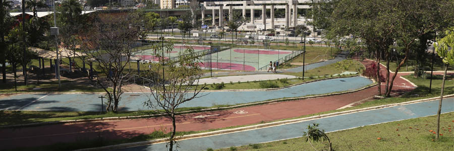 Parque do Chuvisco tem duas quadras poliesportivas, uma ciclofaixa pintada em vermelho e muitas árvores