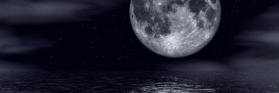 Uma bola redonda grande, a lua, refletindo sobre a água no escuro