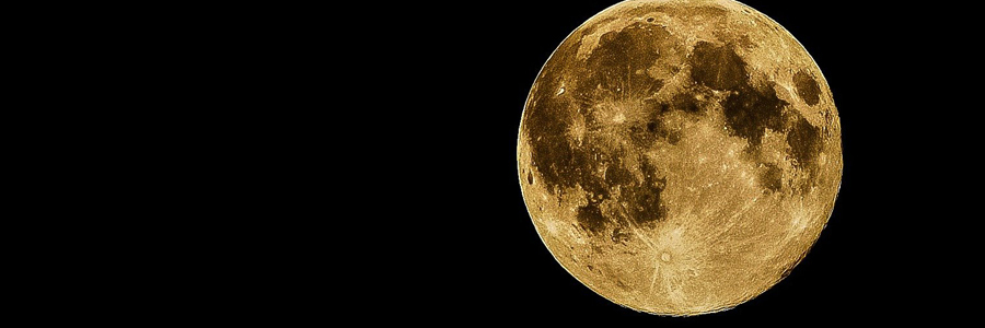 No fundo escuro, observamos a Lua em formato de uma bola