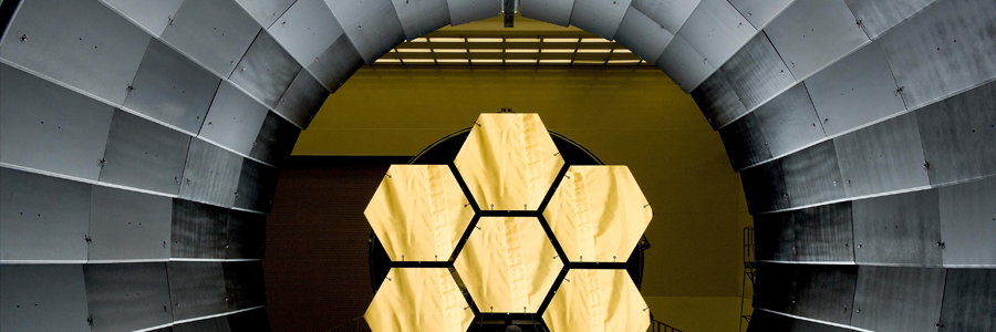 Parece um túnel, que ao fundo tem um conjunto de losangos amarelos
