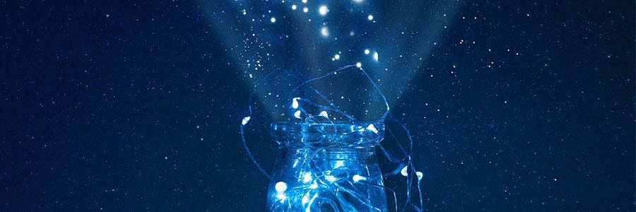 Foto de um vagalume no escuro, com as luzes brancas acesas