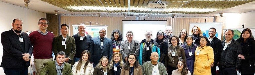 Representantes dos municípios participantes posam para a foto durante o evento.