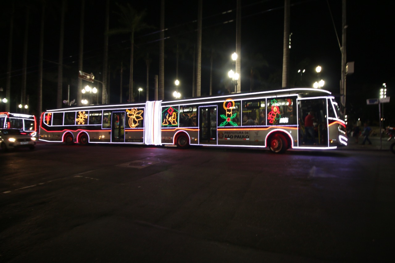 ônibus iluminados circulam por São Paulo