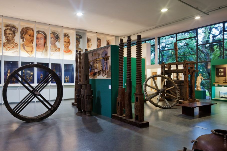 uma das exposições com gravuras e materias usados pelos negros na época da colonização no Brasil. 