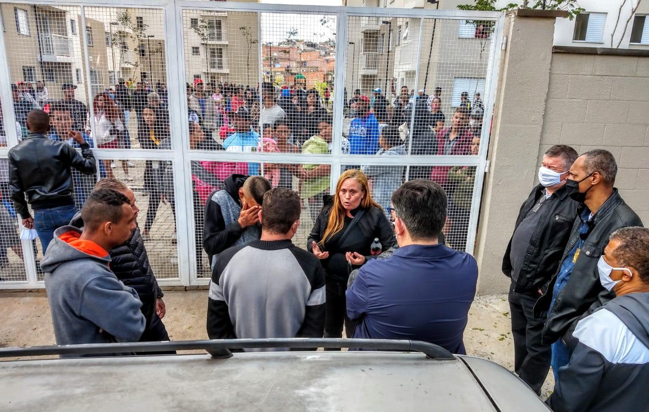 Secretario Joao Farias conversa com moradores
