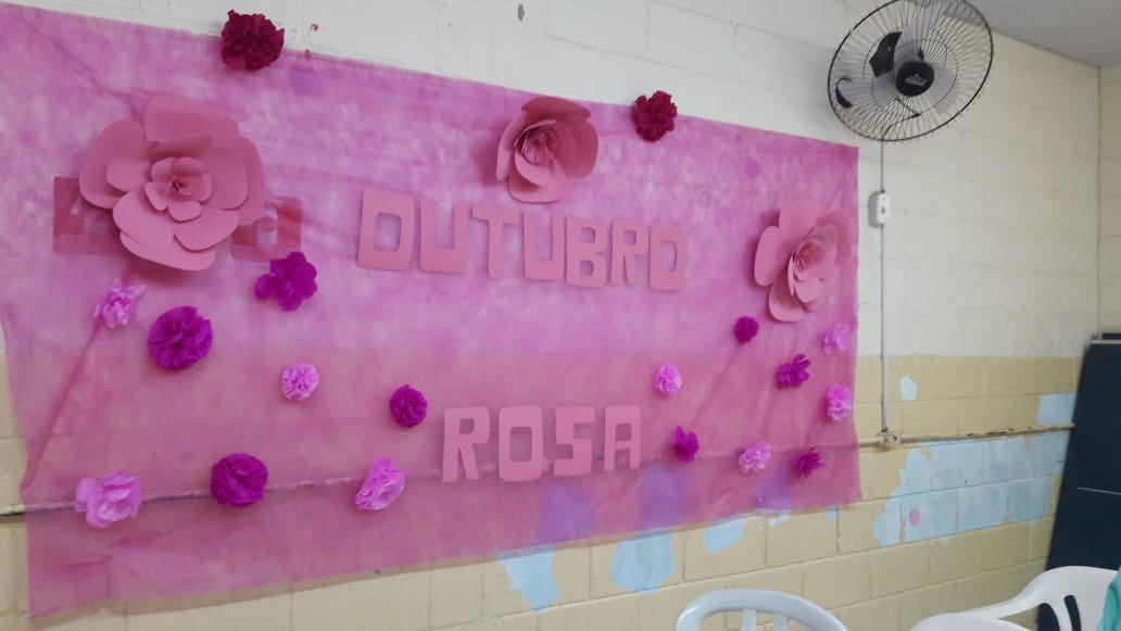 Palavra "Outubro Rosa" formada na parede com a cor rosa