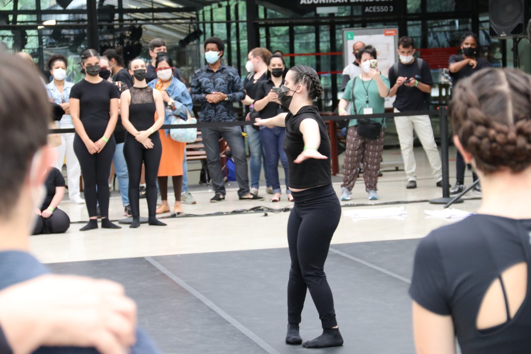 artista com síndrome de Down do Instituto Movimentarte no espaço aberto, no Centro Cultural de São Paulo.