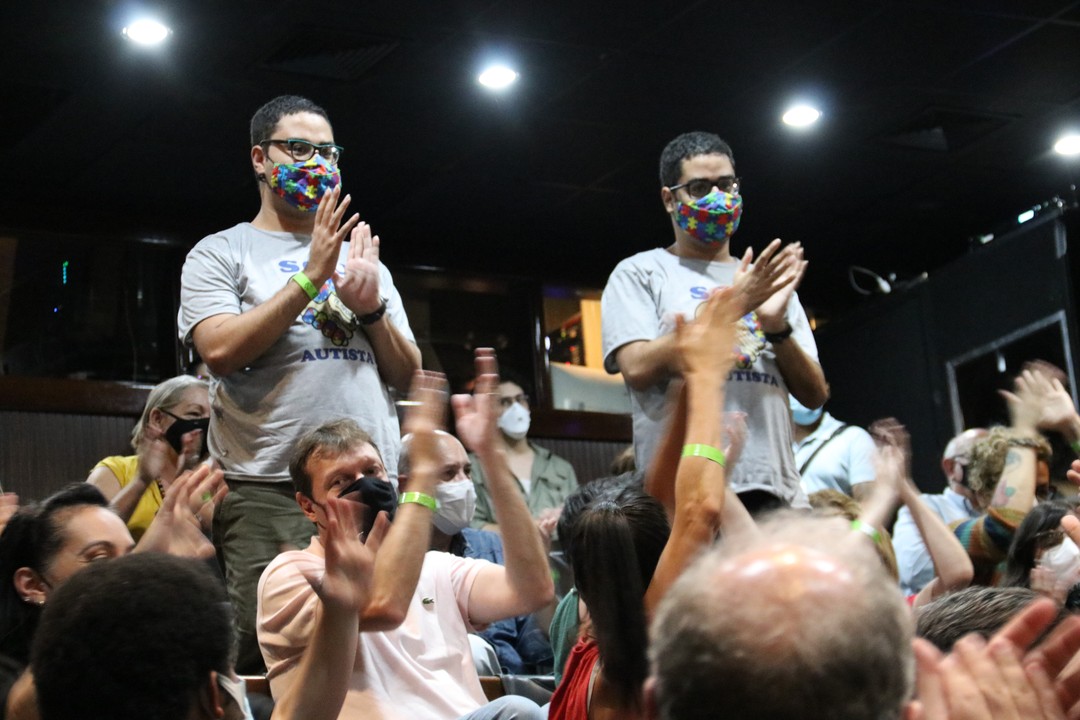 no auditório a plateia bate palmas.