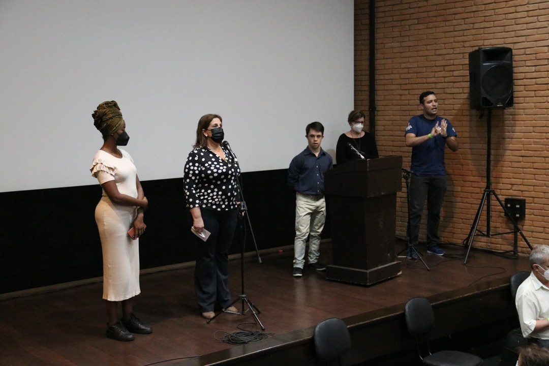 no palco do auditório do Centro Cultural de São Paulo, a secretária da SMPED, Silvia Grecco fala ao microfone ao lado da secretária de Cultura, Aline Torres.