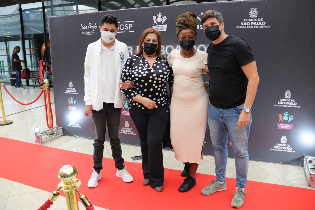 no tapete vermelho do Centro Cultural de São Paulo, a secretária da SMPED Silvia Grecco com o seu filho Nickollas Grecco, a secretária de Cultura, Aline Torres, e o secretário adjunto da SMPED, Vinicius Vinicius Schaefer.