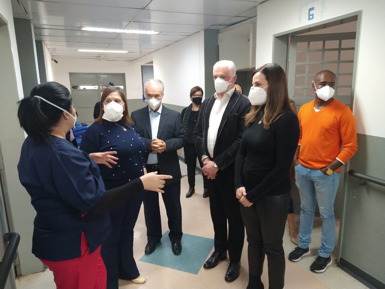 Foto com 7 pessoas, entre elas secretária da SMPED, Silvia Grecco, Dr. Vagner Gimenez Borin, Diretor Presidente da Casa de Davi e Claudia Carletto, Secretária Municipal de Direitos Humanos e Cidadania. Uma das funcionários da Casa apresenta um dos espaços internos. Todos usam máscaras de proteção.