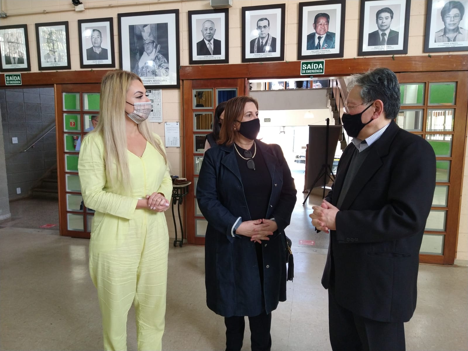 Secretária Municipal da Pessoa com Deficiência, Silvia Grecco, e a Primeira Dama de São Paulo, Regina Carnovale Nunes conversam com um dos administradores da Organização.