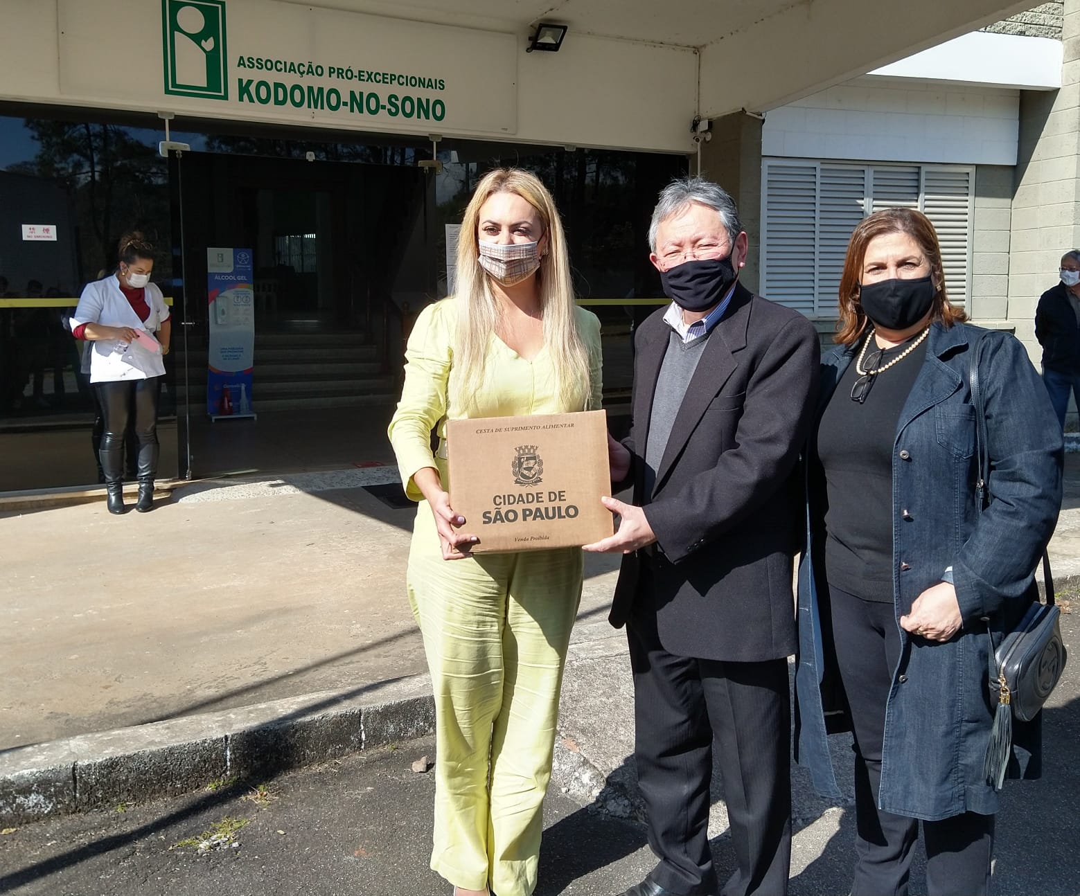 Secretária Municipal da Pessoa com Deficiência, Silvia Grecco, e a Primeira Dama de São Paulo, Regina Carnovale Nunes seguram as cestas doadas.
