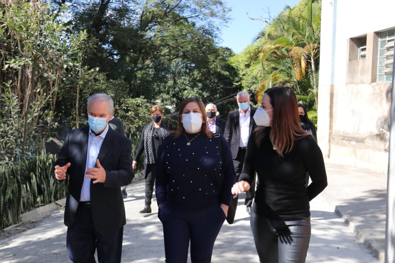 Caminham lado a lado e com máscaras de proteção, a secretária da SMPED, Silvia Grecco, Dr. Vagner Gimenez Borin, Diretor Presidente da Casa de Davi e Claudia Carletto, Secretária Municipal de Direitos Humanos e Cidadania.