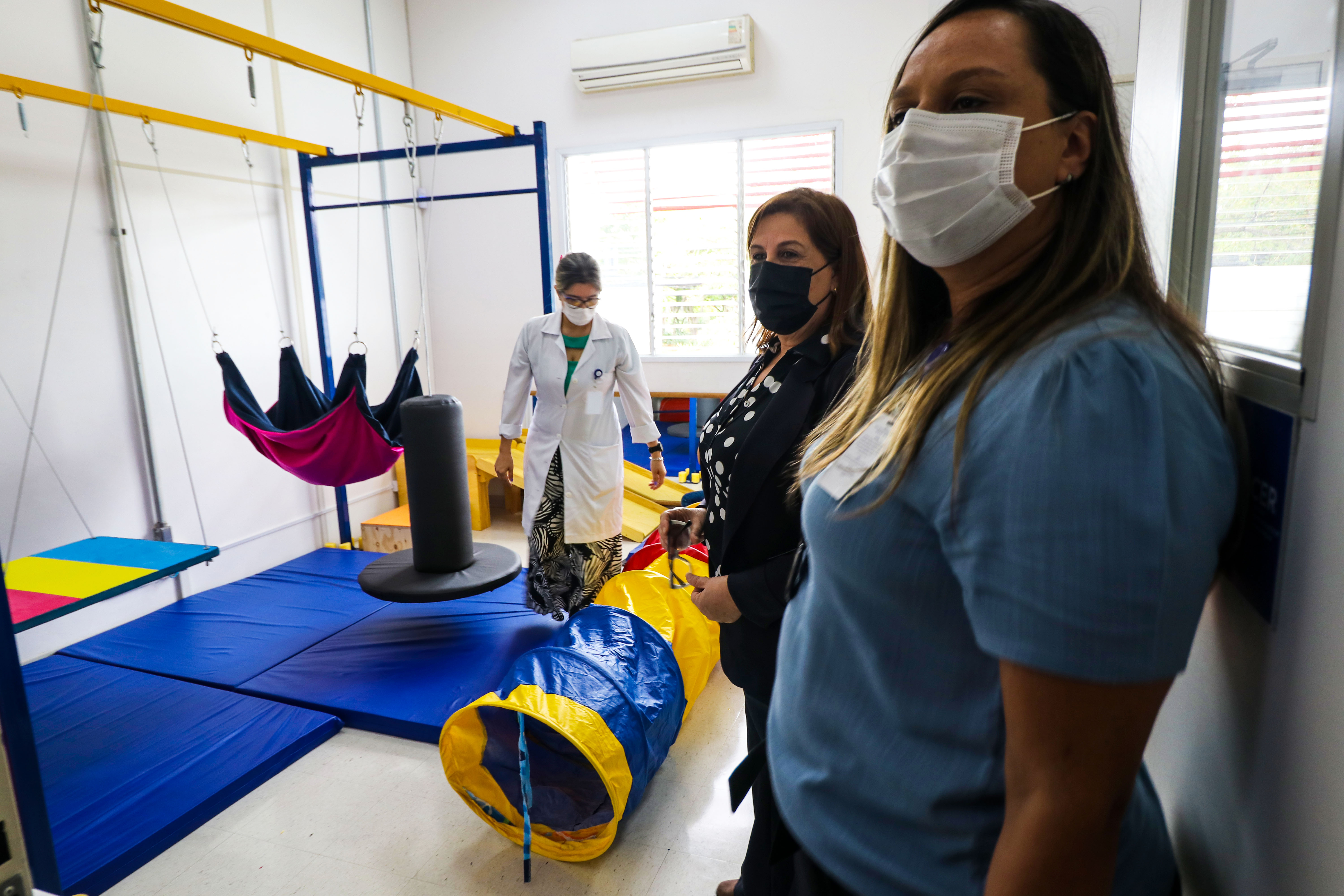 A secretária Silvia está em uma sala de terapia com presentantes do CER Tucuruvi. 