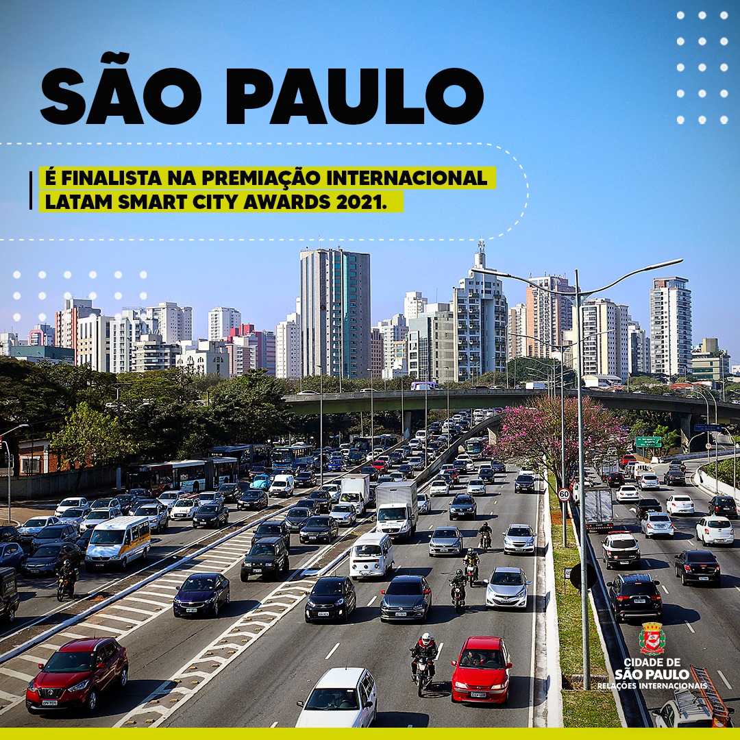 Foto de uma avenida da cidade de São Paulo com vários carros, e o texto "São Paulo é finalista na premiação internacional Latam Smart City Award 2021".