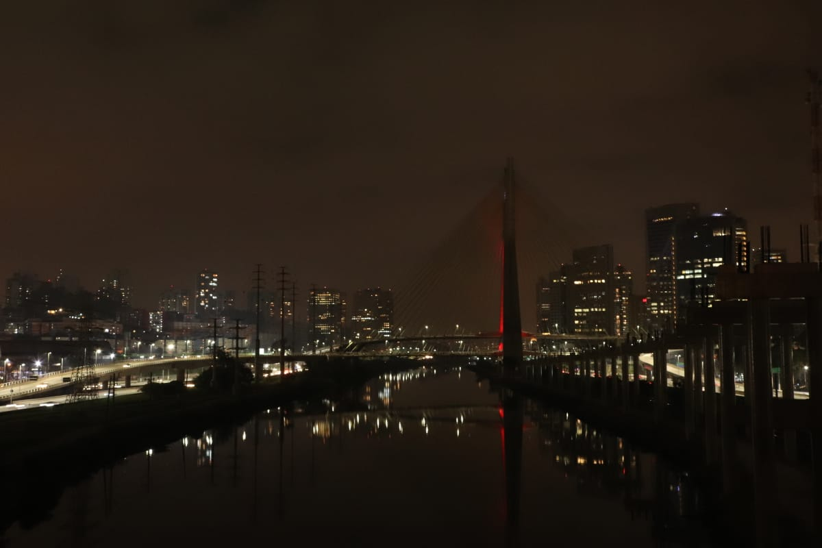 Foto da ponte Octávio Frias de Oliveira (Ponte Estaiada) iluminada com as cores da bandeira do Líbano.