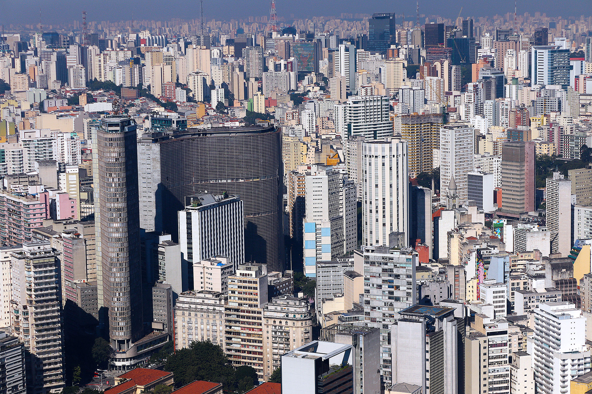 Foto aéra de centro de São Paulo, com destaque para o Edifício Copan.