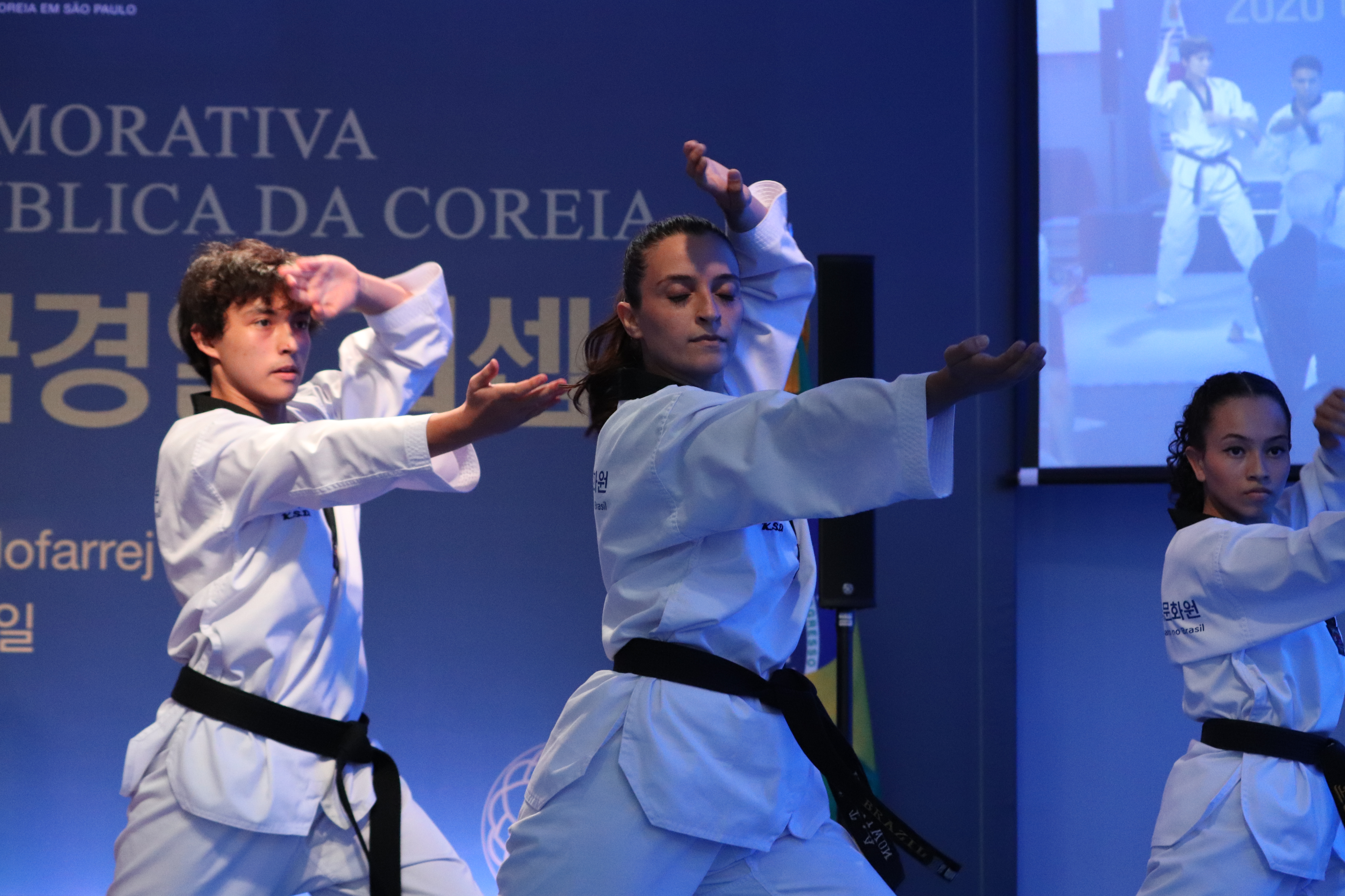 Foto de uma apresentação artística tradicional da Coreia durante o evento de celebração da Data Nacional da Coreia.