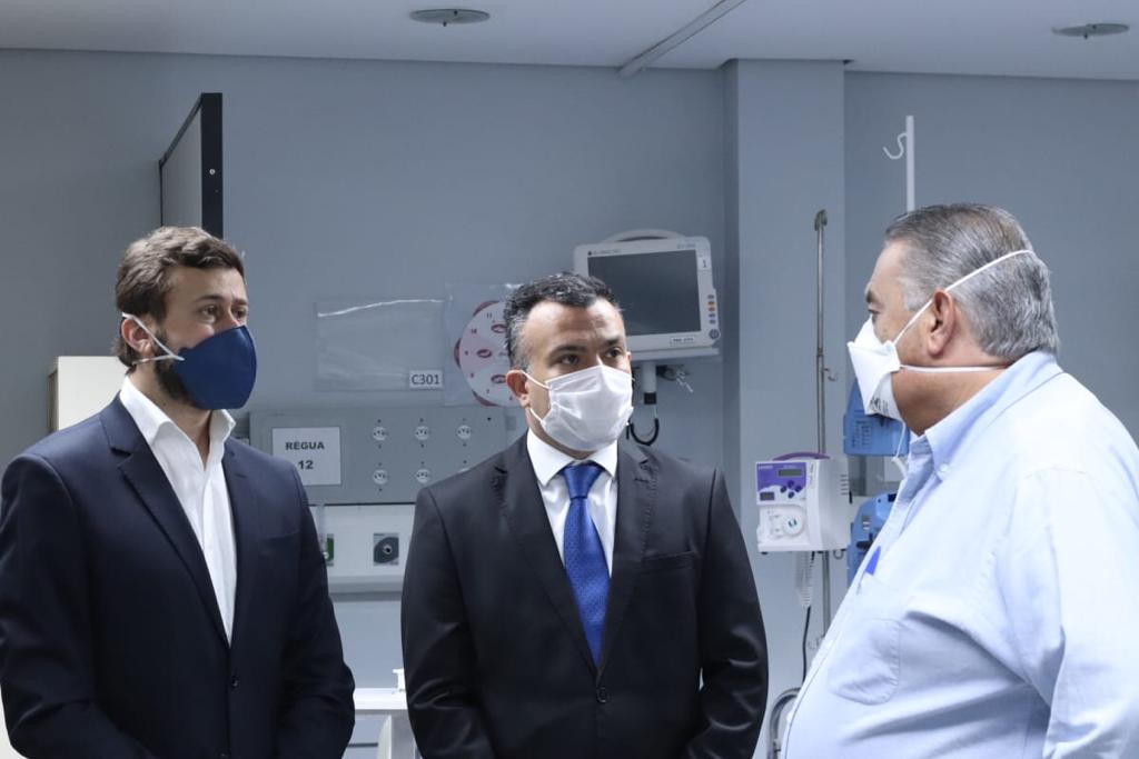 Foto do do Coordenador da Secretaria de Relações Internacionais, Rodrigo Massi e do Cônsul-Geral da Turquia em São Paulo, Serkan Gedik, durante a entrega da doação no Hospital Tide Setúbal.