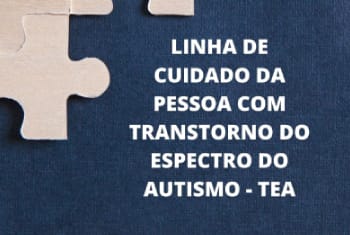 O banner apresenta um fundo azul com detalhes de quebra-cabeça em bege. No centro a mensagem "Linha de cuidado da pessoa com transtorno do espectro do autismo - TEA" em branco