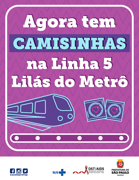 Num fundo lilás, cartaz informa Agora tem camisinha na linha 5 lilás do metrô. Em azul, desenho estilizado de um vagão de trem do metrô e 2 embalagens de camisinha.