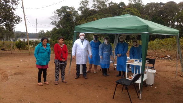 #PraCegoVer: Funcionários da saúde prestando atendimento aos povos indígenas na região Sul