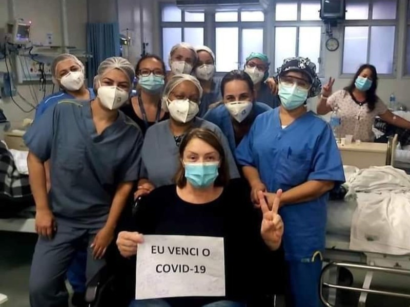 Kátia está ao lado dos funcionários da UTI Covid 4, do Hospital Municipal Dr. José Soares Hungria, durante a alta da enfermeira Eliana Lino e ao fundo a funcionária Conceição Pimenta aguardando ansiosa sua vez de sair do hospital