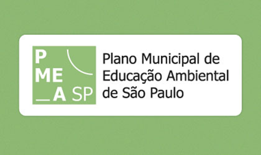A arte possui um fundo verde com uma caixa com linhas brancas no meio e a mensagem 