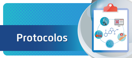  Arte possui fundo azul em degradê. Sobre uma faixa azul à esquerda, em letras brancas o texto diz: Protocolos. À direita há o ícone de uma prancheta com ícones de DNA, microscópio, tubos de ensaio, braço representando coleta de sangue