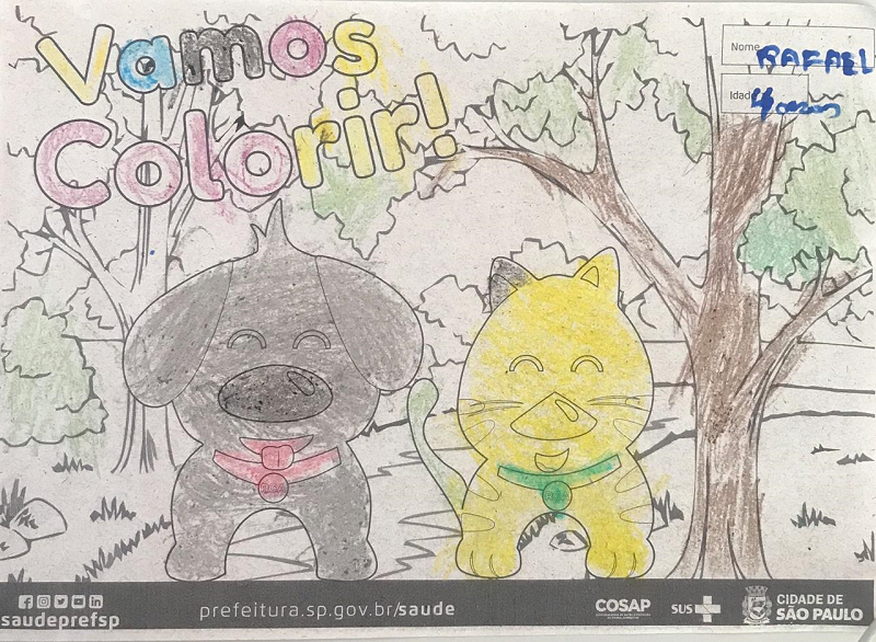 #PraCegoVer: trata-se da ilustração de um cão e um gato lado a lado, sendo que do lado direito há uma árvore e no lado superior esquerdo está escrito: vamos colorir! O desenho estava em branco e agora foi colorido por uma criança.