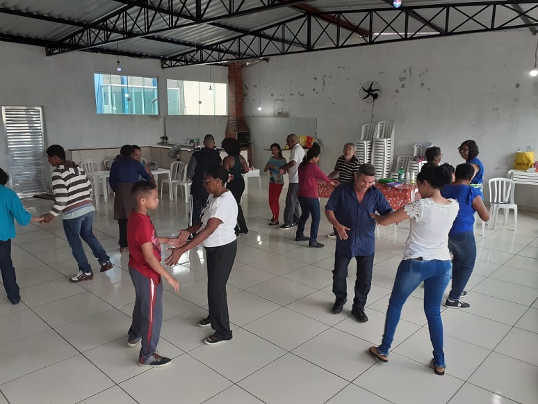 Um grupo de aproximadamente 20 pessoas está dançando na UBS Jardim Iporã.