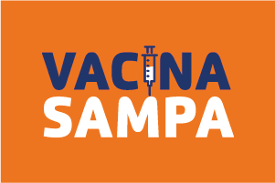 Arte possui fundo laranja. Ao centro, em letras azuis e brancas o texto diz: Vacina Sampa, sendo que a letra I, da palavra vacina foi substituída pela ilustração de uma seringa.