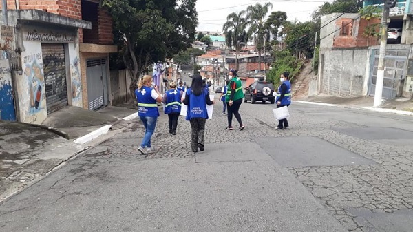 #PraCegoVer: Agentes da saúde realizando ações nas ruas da região Sul
