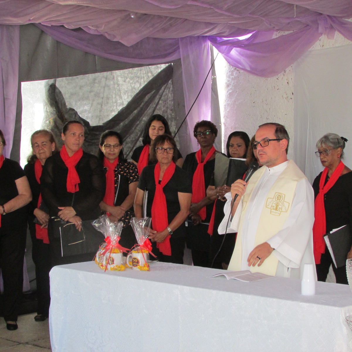 #PraCegoVer Padre Leandro Calazans da Igreja Santa Tereza D'avila