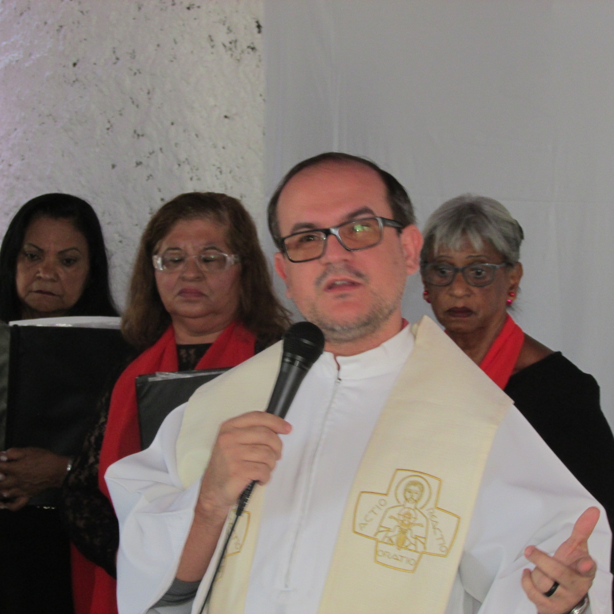 #PraCegoVer Padre Leandro Calazans da Igreja Santa Tereza D'avila