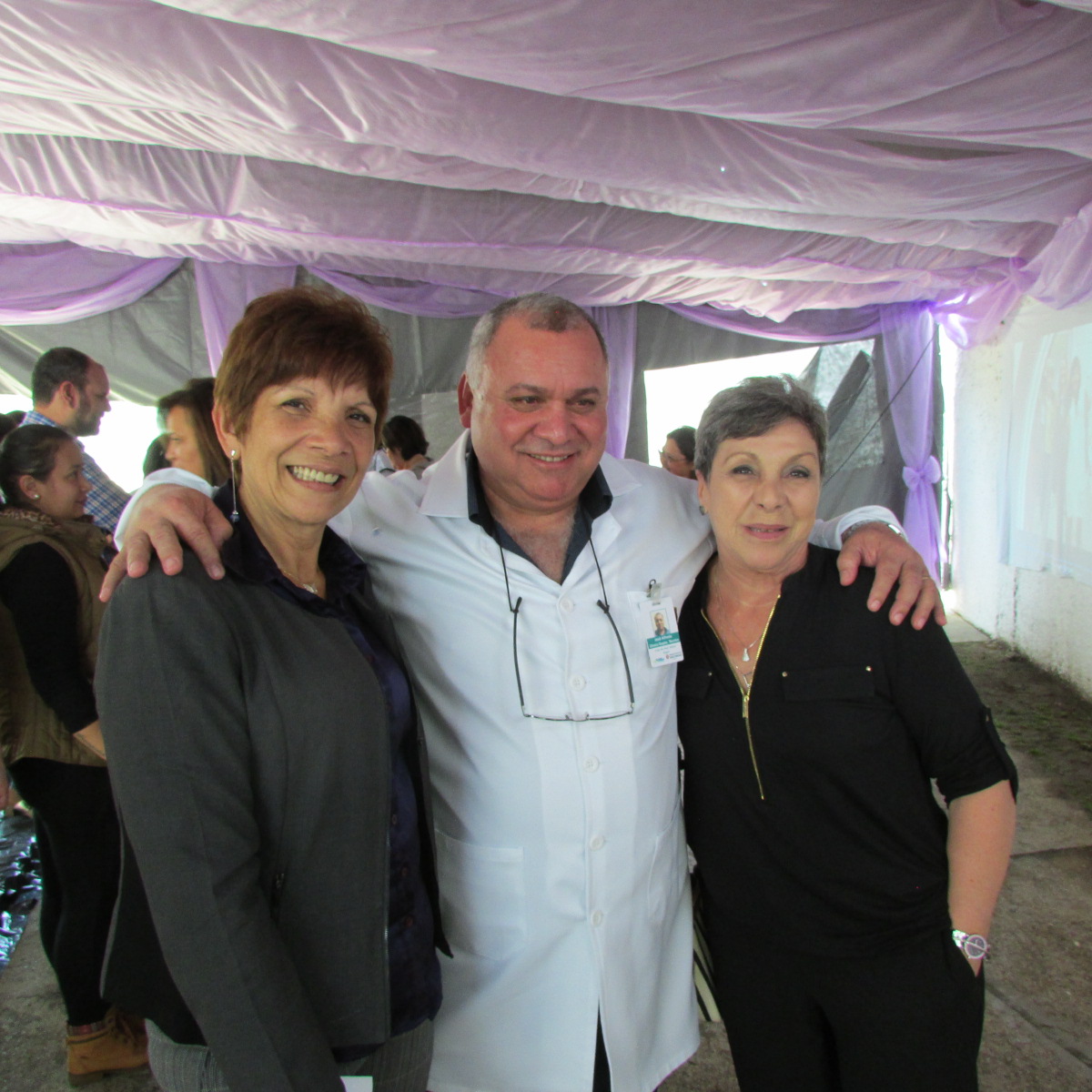 #PraCegoVer da esquerda para a direita: Lourdes Marques, Dr. José AlfredoMartini e Dra. Rina Ferrari Bissolati representando a Autarquia Hospitalar Municipal