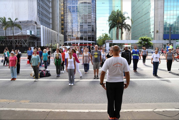 Profissional de Lian Gong orienta dezenas de pessoas na Avenida Paulista.