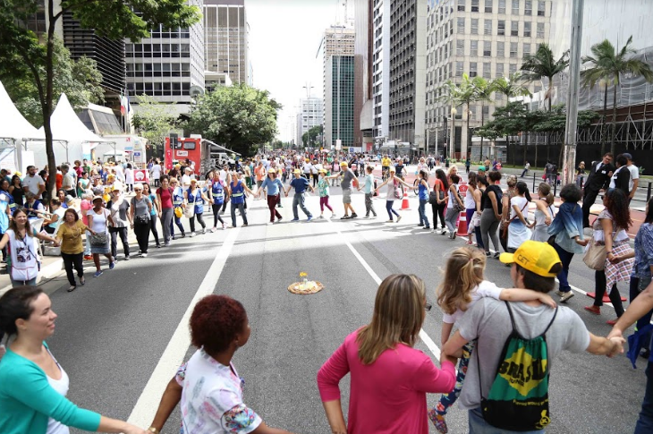 Dezenas de pessoas participam da roda de dança na Avenida Paulista