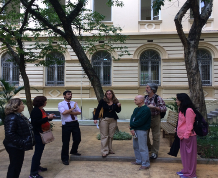 Profissionais da área de Práticas Integrativas estão reunidos no pátio do Colégio Caetano de Campos