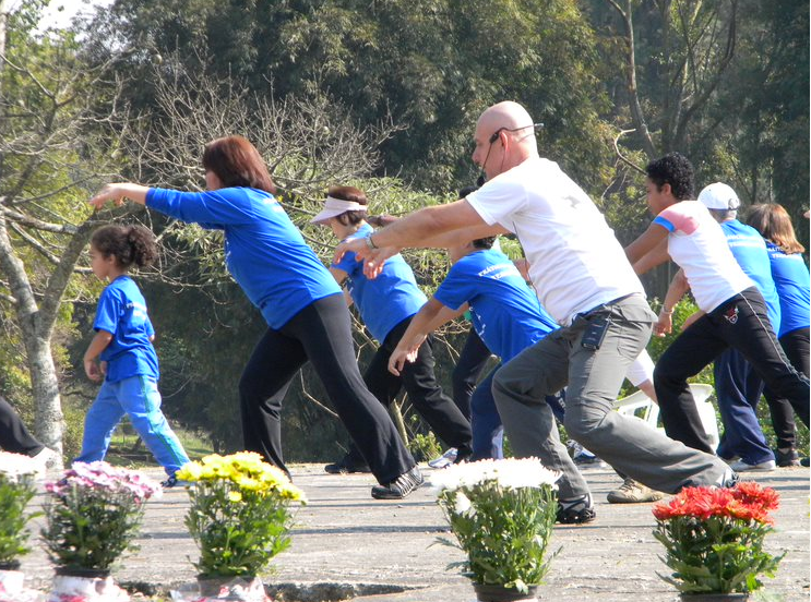 Um grupo de pessoas pratica atividade no Parque do Carmo