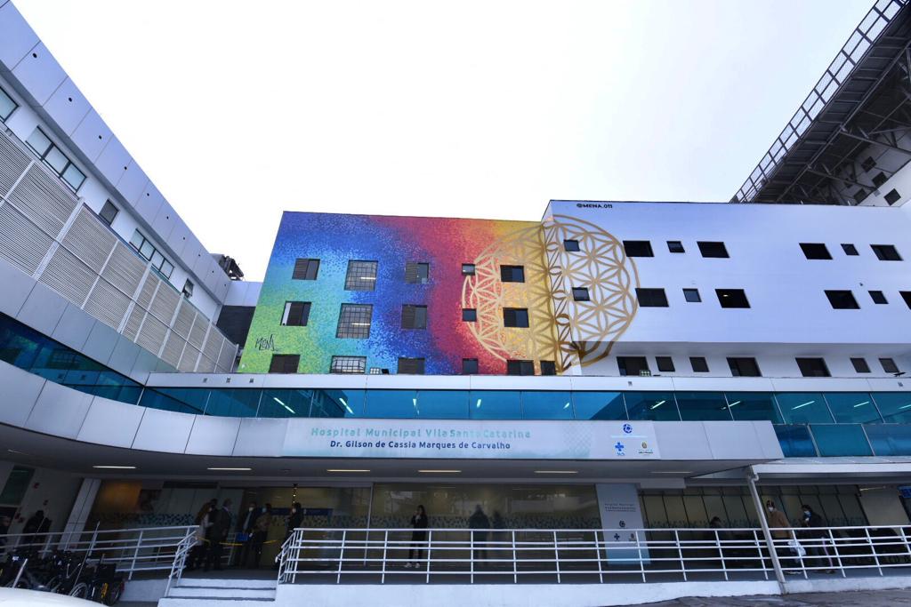 Fachada do hospital traz uma pintura colorida nos andares superiores e um letreiro com o nome da unidade