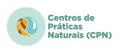 Arte possui fundo branco. À direita o texto em letras azuis diz: Centros de Práticas Naturais (CNP). À esquerda ilustração de um círculo formado por uma folha e uma gota d'água.