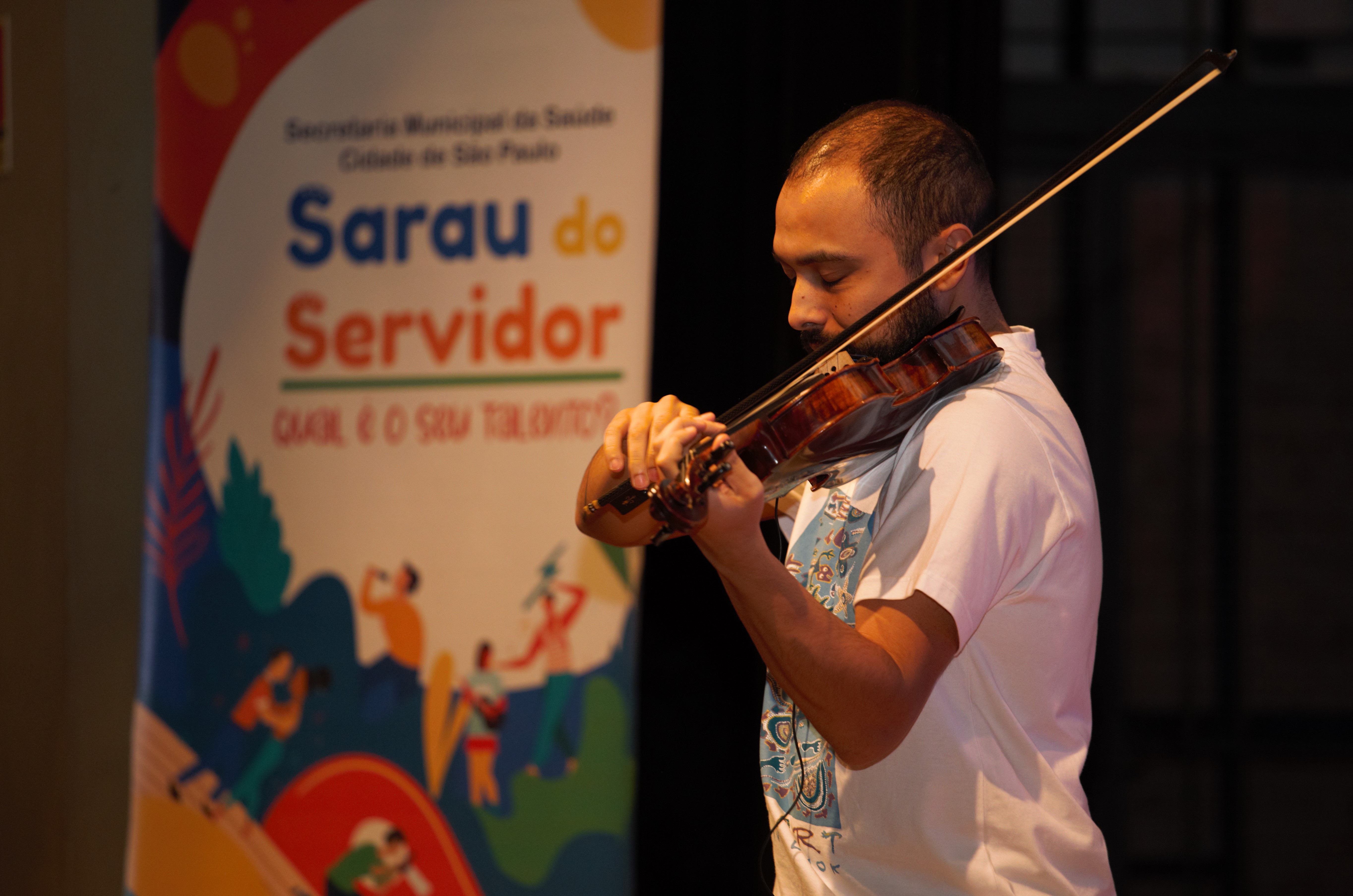 Na imagem está LUCAS PEREIRA COUTINHO tocando seu violino