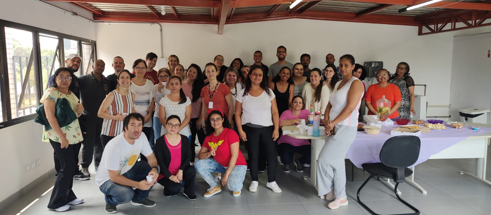 A equipe de servidores da CRS Sudeste estão reunidos para a foto