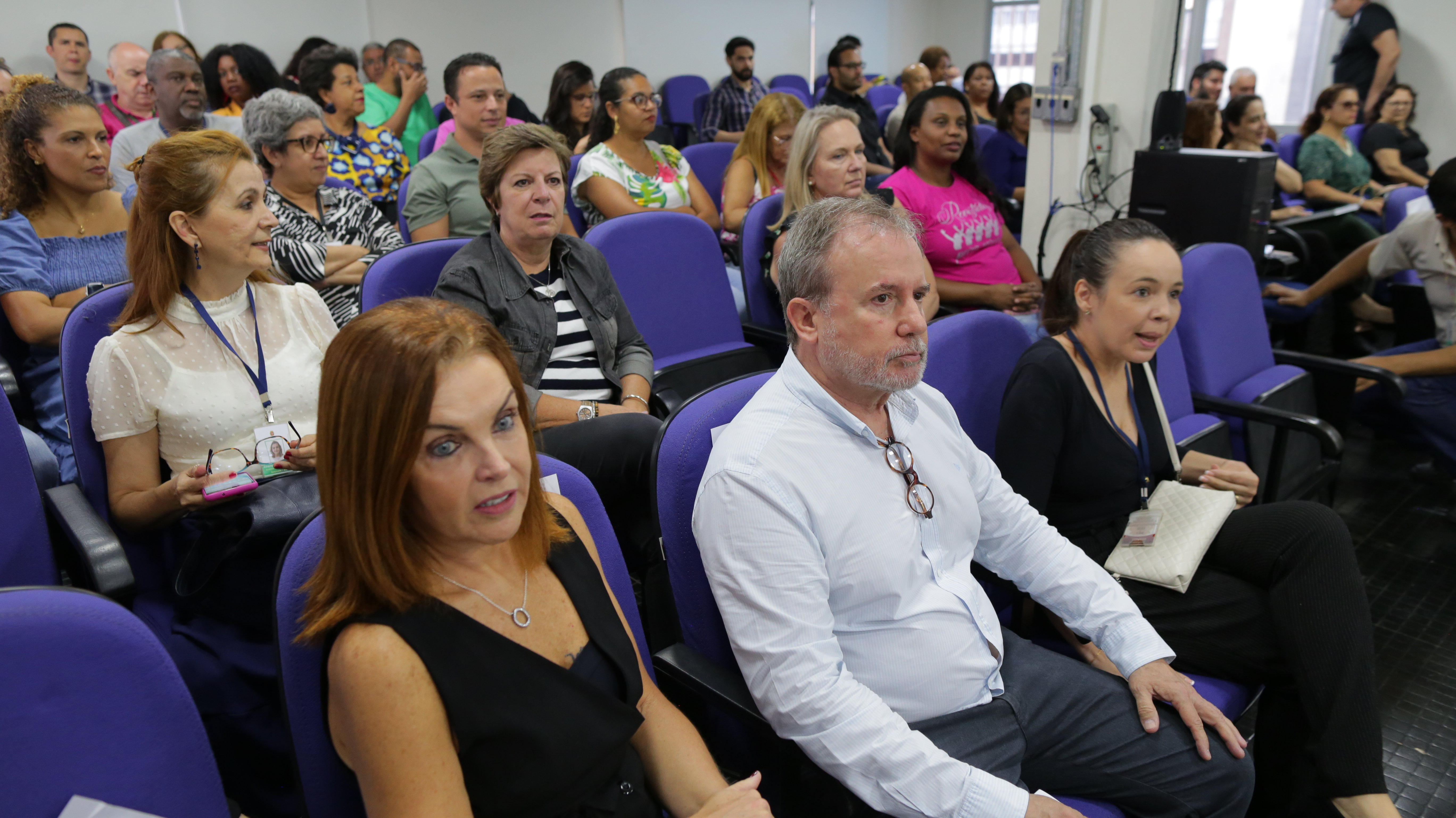 Na imagem estão o Secretário Doutor Luiz Carlos Zamarco e a coordenadora de gestão de pessoas, Patrícia Pallota, atrás deles está o público do evento.